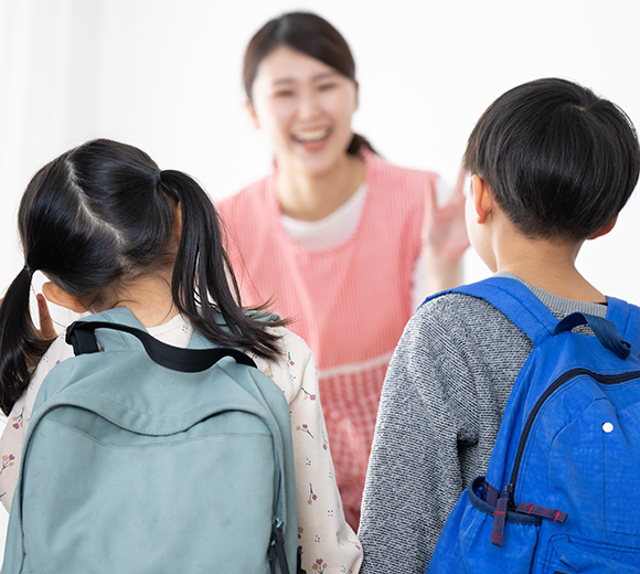 先生に挨拶する子供達